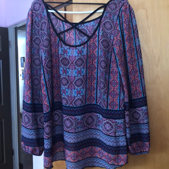 A colorful fun and flirty top - Picture 5 of 6